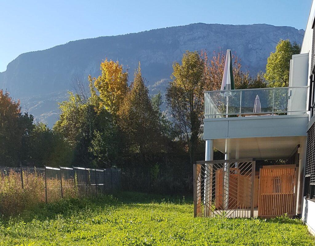 Vue d'une terrasse et d'un jardin d'immeuble